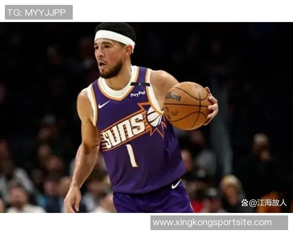 布克称赞马威为防守核心称其场上沟通与快速奔跑至关重要 布克称赞马威为防守核心称其场上沟通与快速奔跑至关重要